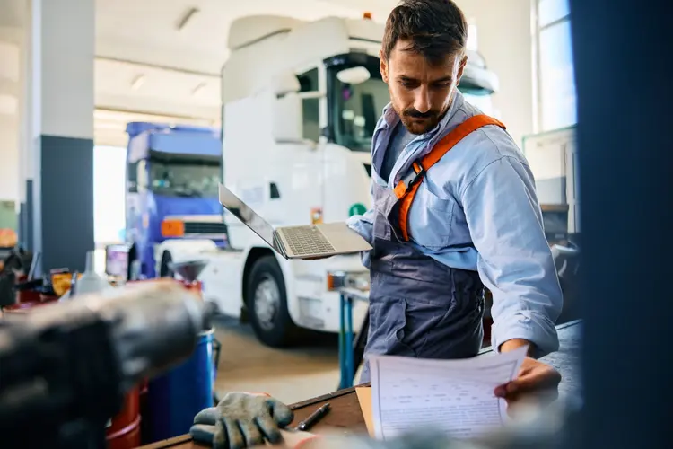 Saha teknisyeni diagnostic raporu inceliyor
